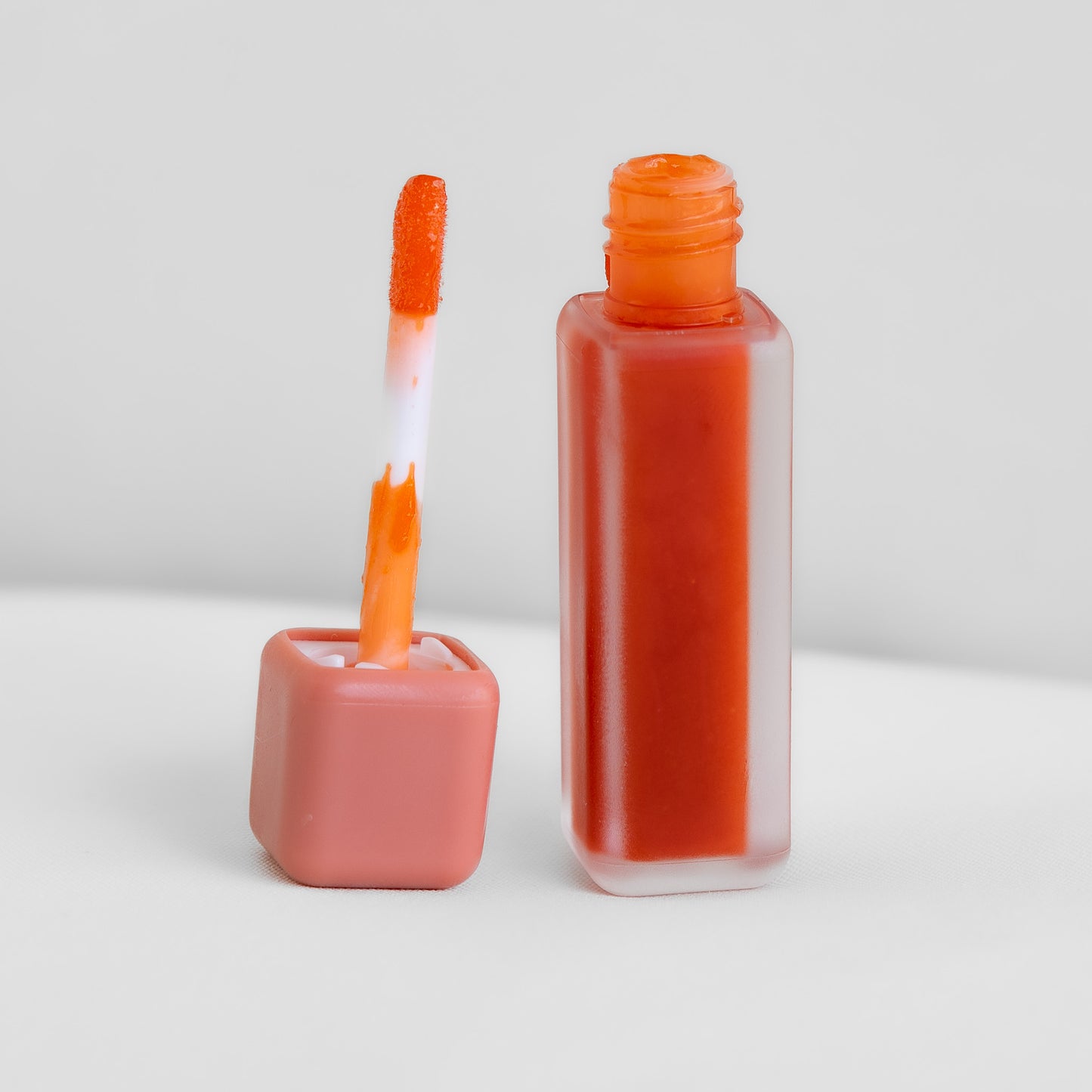 ליפגלוס צבעים: חום/ורוד/אדום. 6 מ״ל